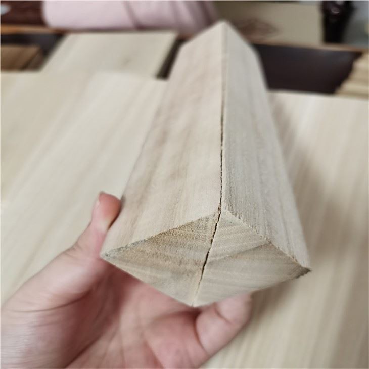 Dreieck Paulownia-Holz